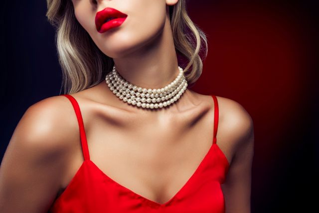 ポーズをする赤いドレスの女性