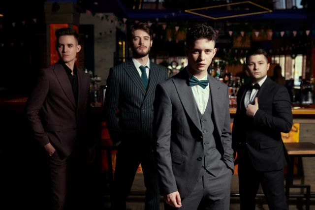 スーツを着た男性4人