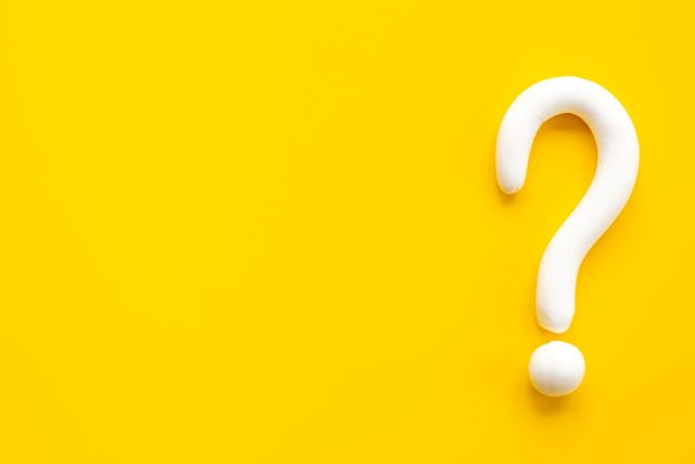 黄色の背景に置かれたハテナマーク
